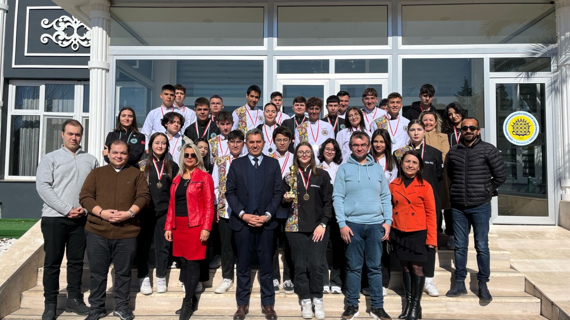 1 KUPA    11 ALTIN  14 GÜMÜŞ   5 BRONZ   MADALYA  İLE  DENİZLİMİZİ  GURULANDIRAN  OKULUMUZ